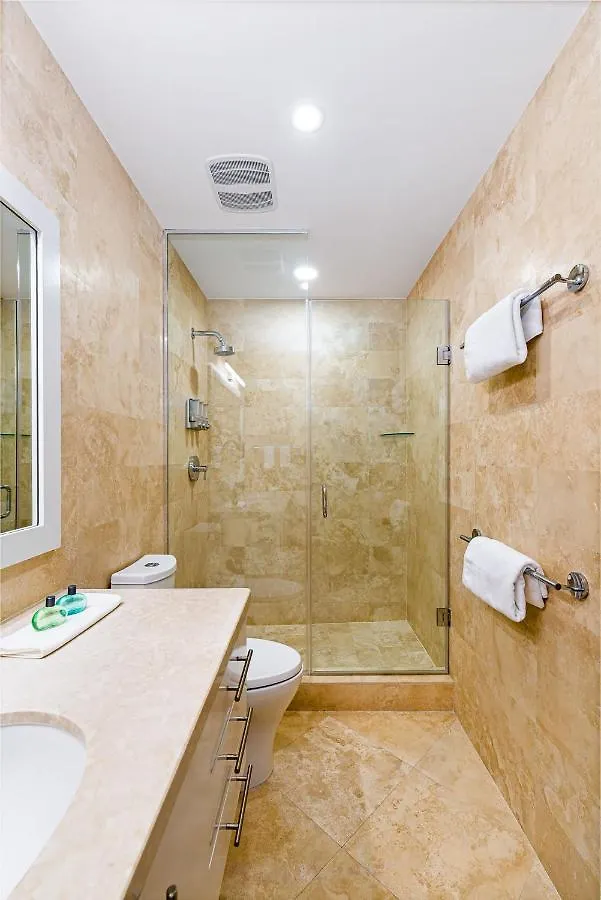Apartahotel Club Se7En At Beachcomber George Town